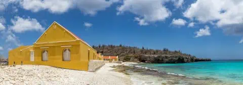 Geel huisje op wit strand bonaire