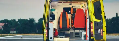 ambulance met open deuren achterkant