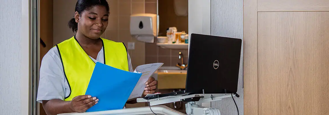 verzorgende ig leest document tijdens werk