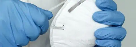Zorgprofessional met mondkapje in hand
