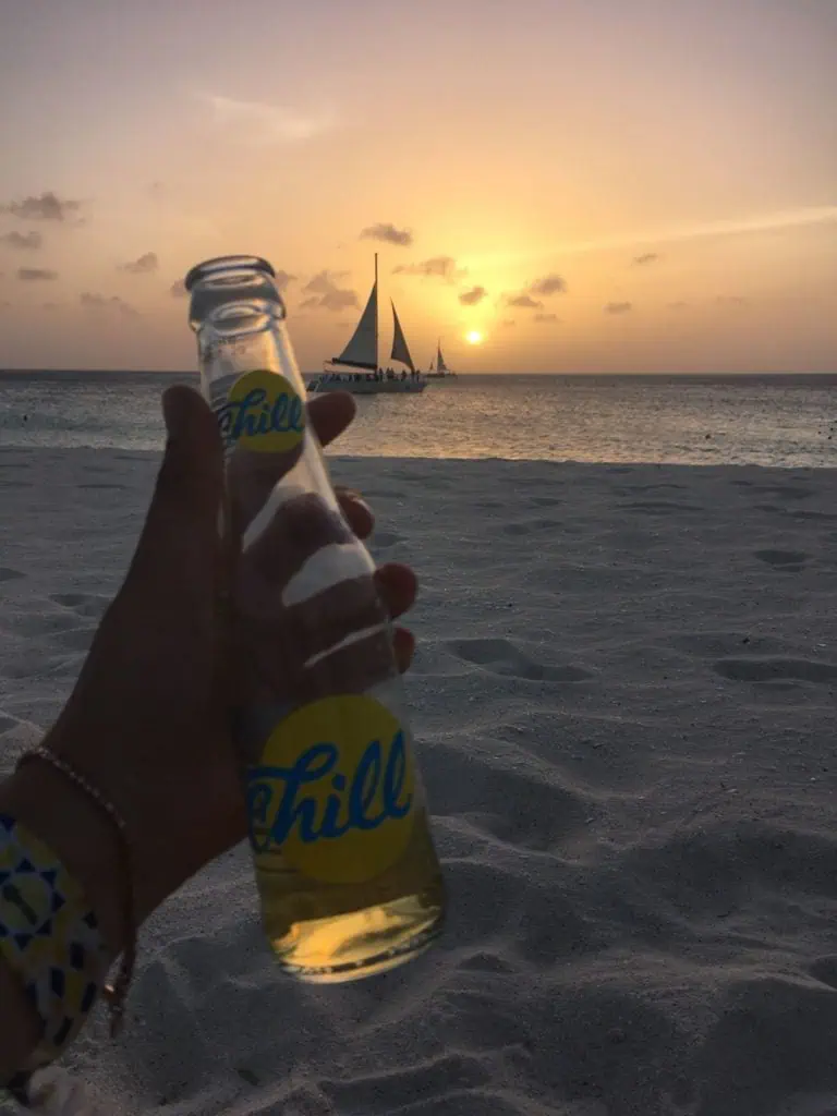 Biertje op het strand van Aruba