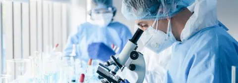 laboratorium man microscoop