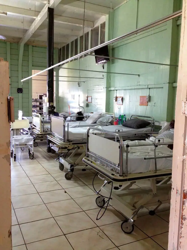 Bedden in ziekenhuis in Suriname