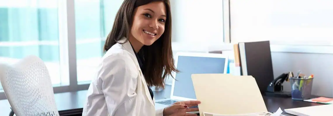 vrouw doktersjas bureau
