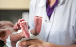 baby voetjes doktersjas