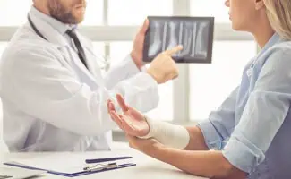 dokter rontgen hand gips