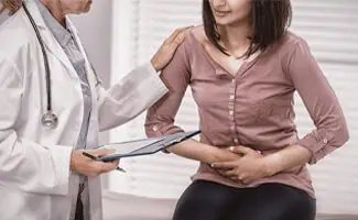 doktersjas vrouw handen buik