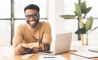 man bureau laptop plant