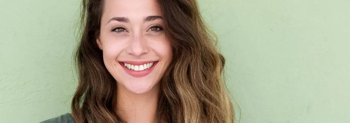 Meisje voor groene muur