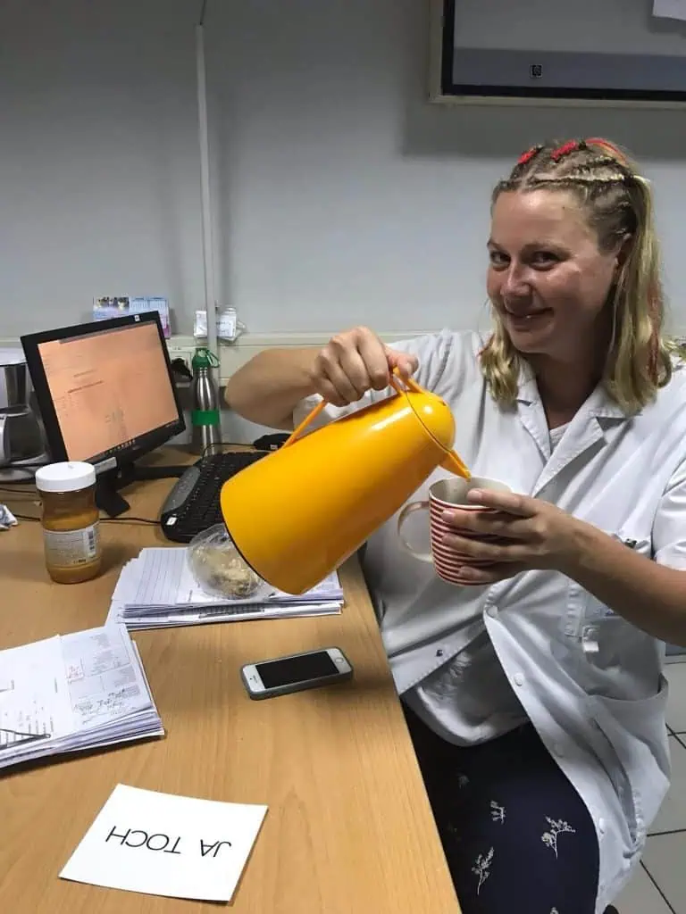 roxanne in kantoor drinkt thee
