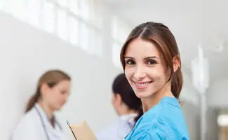 vrouw blauw uniform lach