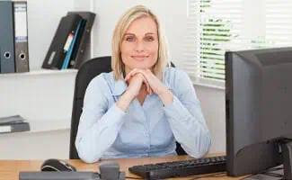 vrouw bureau computer