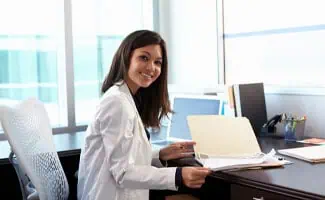 vrouw doktersjas bureau dossier
