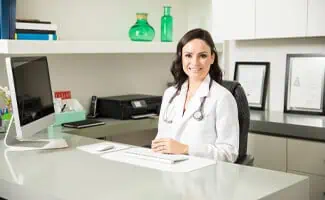 vrouw doktersjas bureau