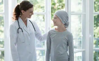 vrouw doktersjas kind patiënt