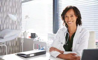 vrouw doktersjas lach bureau