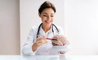 vrouw doktersjas stethoscoop hersenen