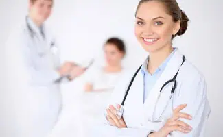 vrouw doktersjas stethoscoop lach