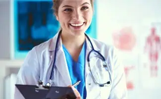 vrouw doktersjas stethoscoop