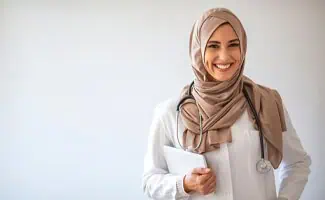 vrouw hoofddoek stethoscoop