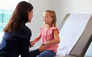 vrouw kind behandeltafel
