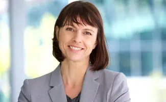 vrouw kort haar colbert
