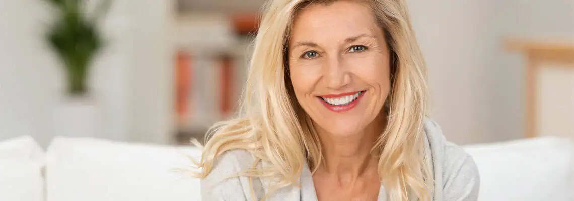 vrouw lach blond haar