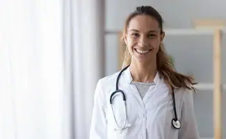 vrouw lach doktersjas stethoscoop