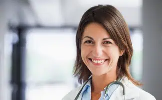 vrouw lach doktersjas stethoscoop