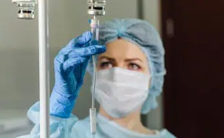 vrouw mondkap medicijn