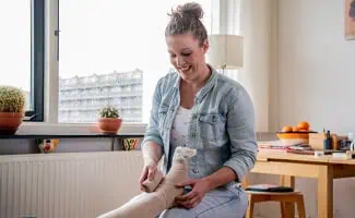 vrouw steunkous tafel