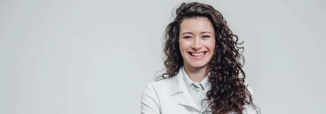 vrouw-witte-jas-donkere-krullen