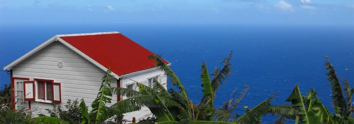 blauwe zee met rood en wit huisje