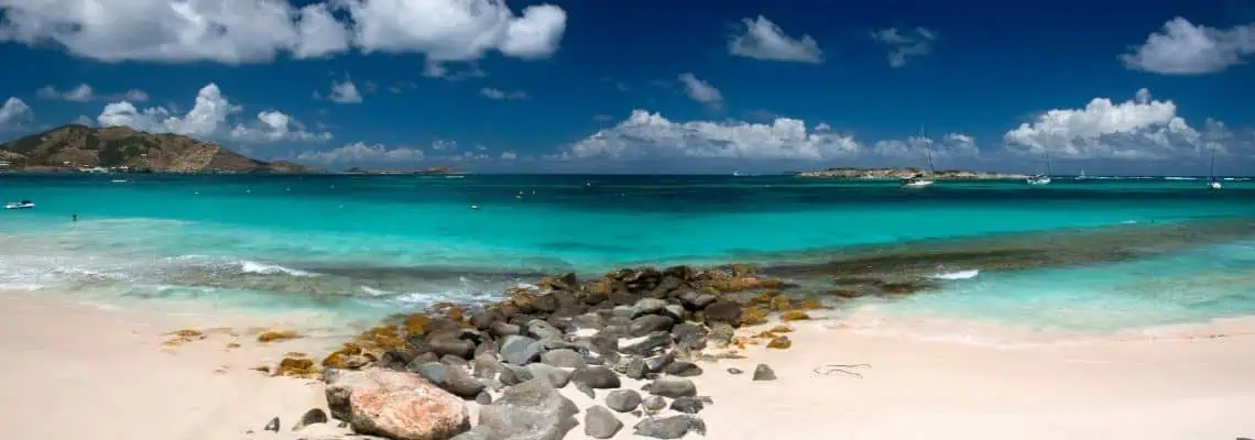 sint maarten zee rotsen
