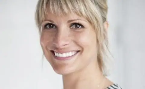 Vrouw blond pony