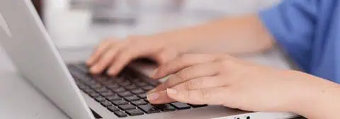 zorgmedewerker achter laptop