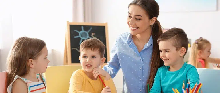 vrouw met kinderen op opvang