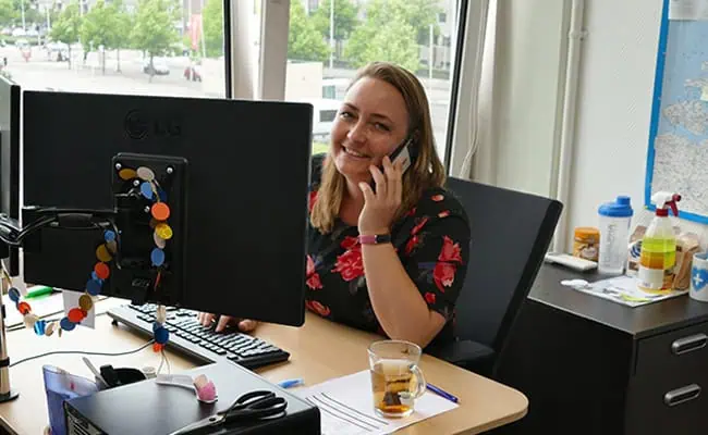 Kelly aan de telefoon