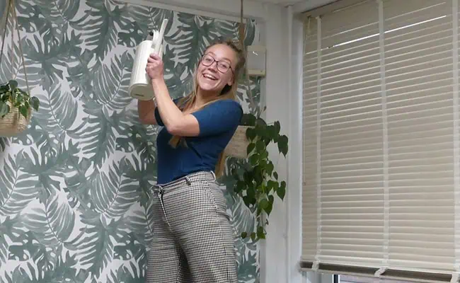 Lisa Jonk plantjes water geven