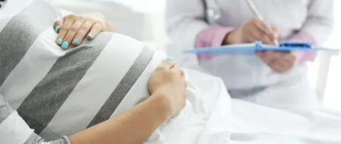 zwangere vrouw ziekenhuisbed