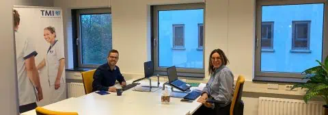 Gerwin en simone achter bureau