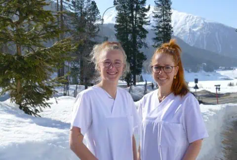 twee zorgprofessionals in sneeuw