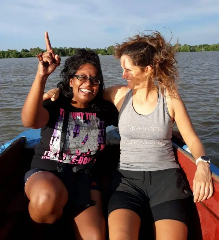 twee vrouwen lachend op boot