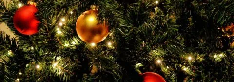 kerstballen in kerstboom
