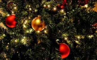 kerstboom ballen in boom